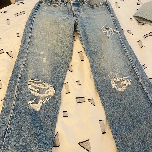 Levi’s Wedgie Straight Jeans with rips - Picture 5 of 9